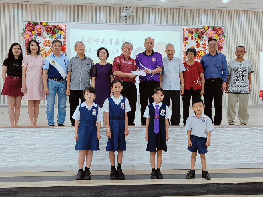 东：丹州华教元老蔡尤明局绅颁发“第9届蔡尤明教育基金”予全丹18所华校中小学，共有102位学生受惠，总共发出5万5000令吉。