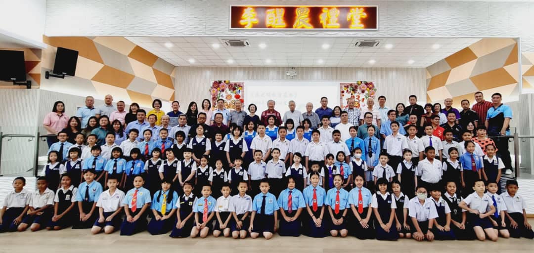 东：丹州华教元老蔡尤明局绅颁发“第9届蔡尤明教育基金”予全丹18所华校中小学，共有102位学生受惠，总共发出5万5000令吉。