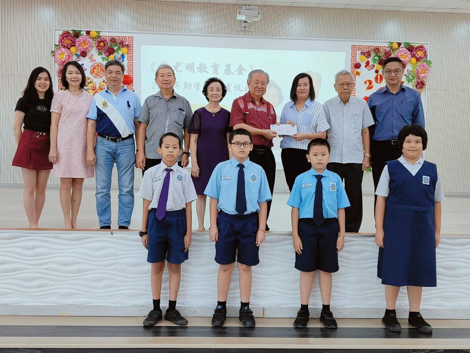 东：丹州华教元老蔡尤明局绅颁发“第9届蔡尤明教育基金”予全丹18所华校中小学，共有102位学生受惠，总共发出5万5000令吉。