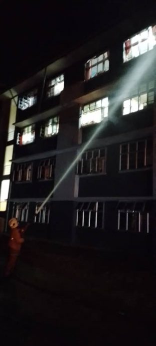 东:乌鲁登嘉楼理科中学男子宿舍在不到一个月内再次发生火灾,所幸没有造成伤亡。