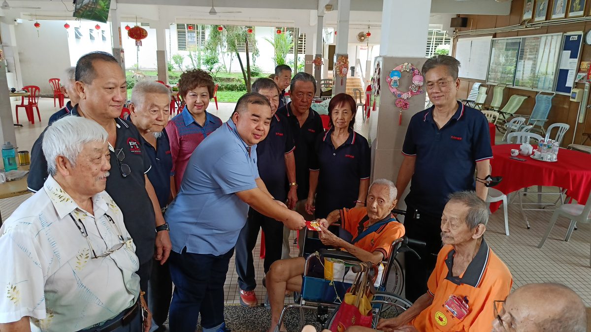 东:关丹积善堂带印度餐到访安老院庆双亲节