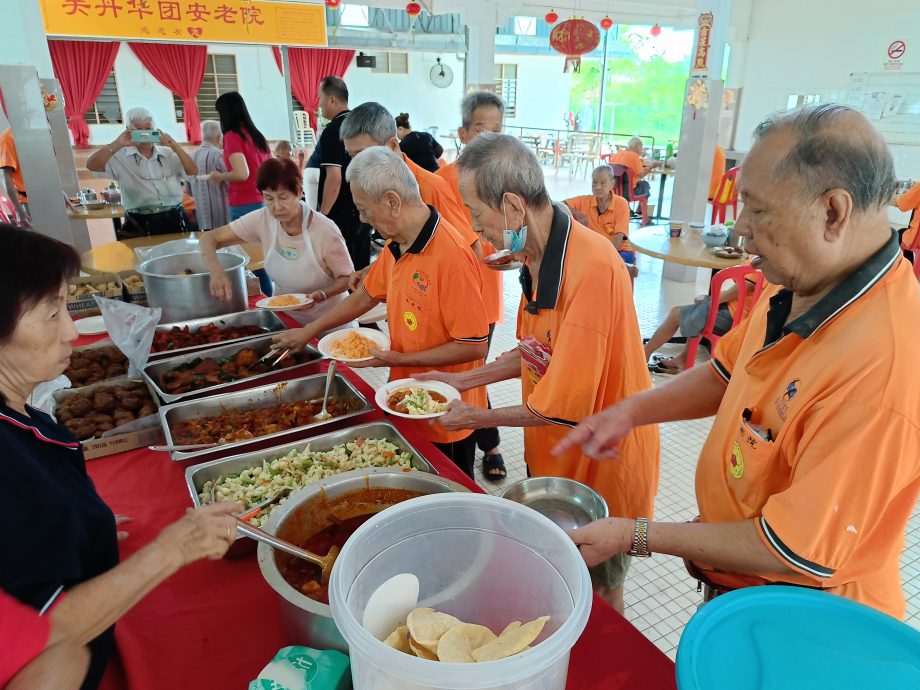 东:关丹积善堂带印度餐到访安老院庆双亲节