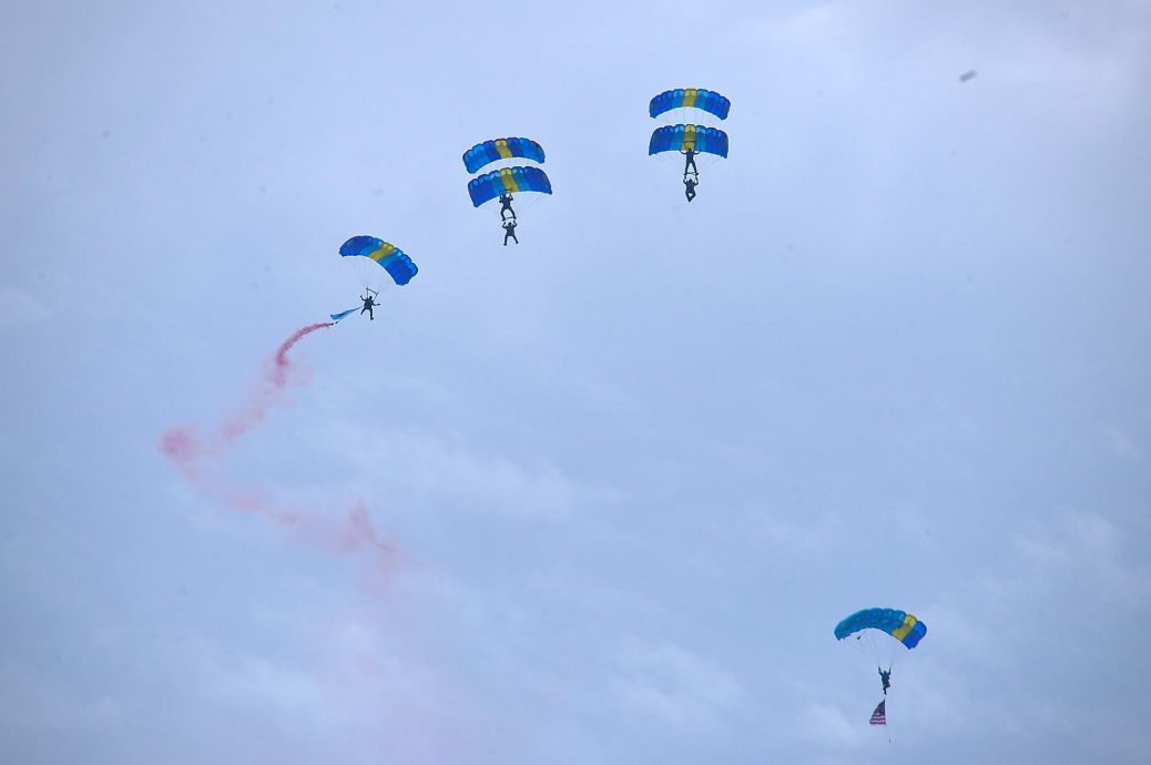 东:关丹空军基地开放日,万人空巷!