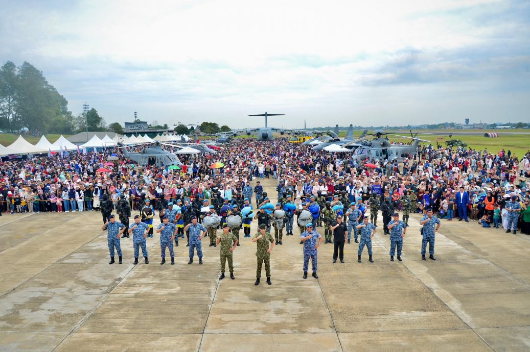 东:关丹空军基地开放日,万人空巷!