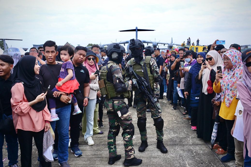 东:关丹空军基地开放日,万人空巷!