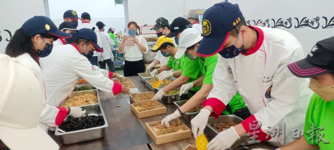 东:台湾公益厨师为直凉老人院义煮献爱心