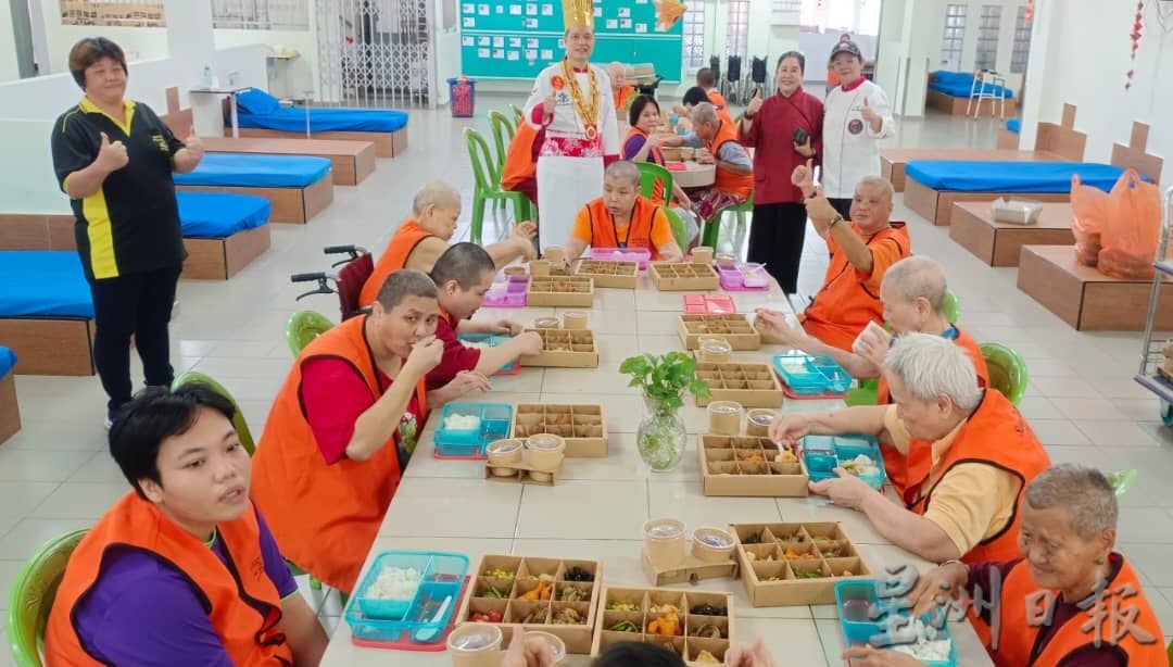 东：台湾公益厨师为直凉老人院义煮献爱心