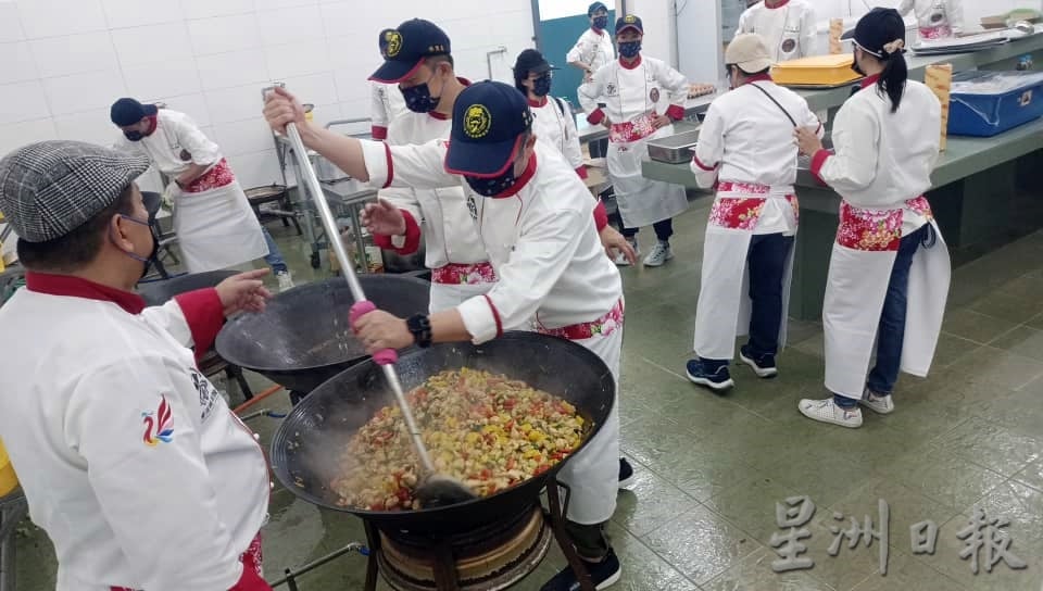 东:台湾公益厨师为直凉老人院义煮献爱心