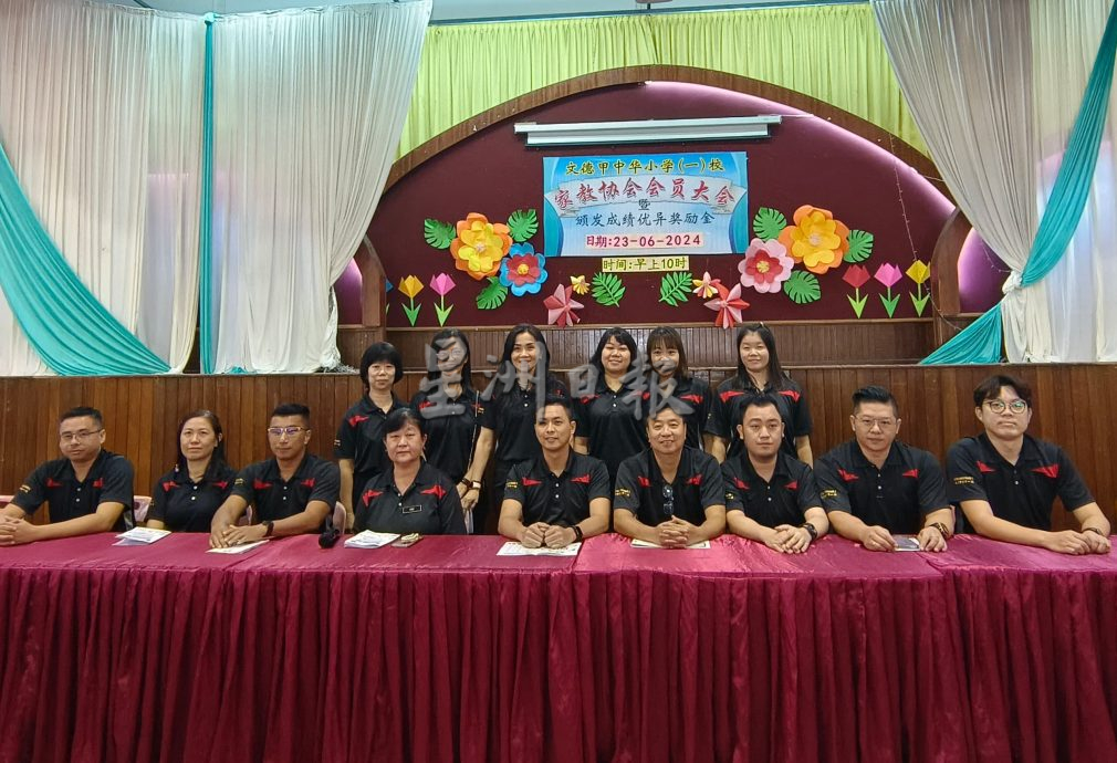 东:吕炳全:中华小学实现精明课室 安装智能一体机