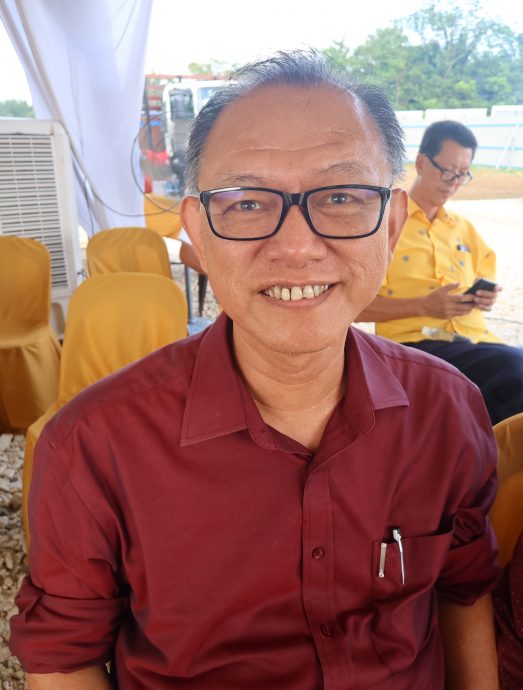 东:年轻人钱不够用,成为“月光族”已经不是新鲜事,近期,让人忧虑的是,有不少人开始以借贷度日,成为“月债族”。