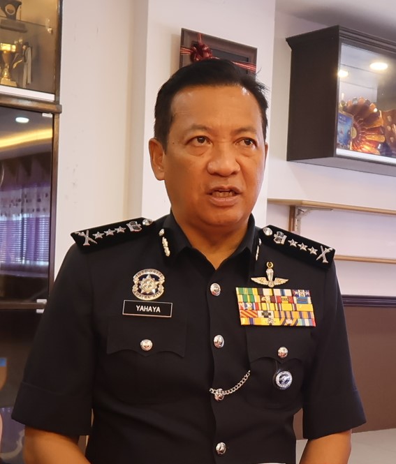 东:彭亨总警长拿督斯里耶哈也指出,警方发出通缉令,通缉一名涉及金马仑菜园一死一伤命案的30岁印尼籍男子——“Deni”