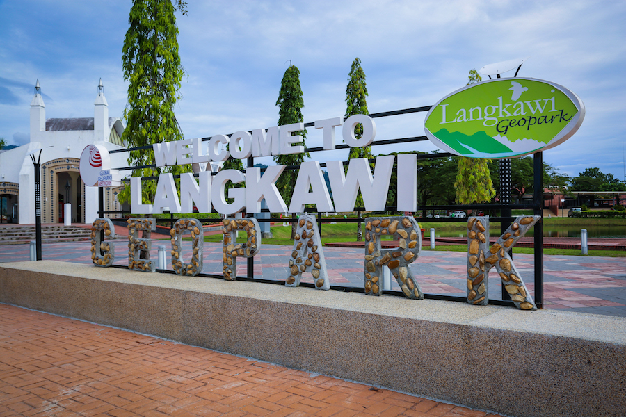 东:旅游业者不认同,将浮罗交怡打造成穆斯林首选旅游胜地的建议,认为此举过于局限在某一个范围,将使到旅游业不进反退,甚至东海岸的岛屿也并未有如此的建议。