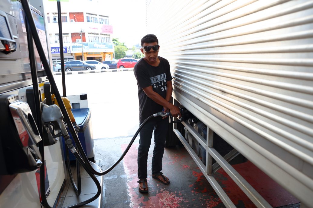 东:柴油价格浮动细节不明朗, 业者无奈之余也催促政府尽快交代。