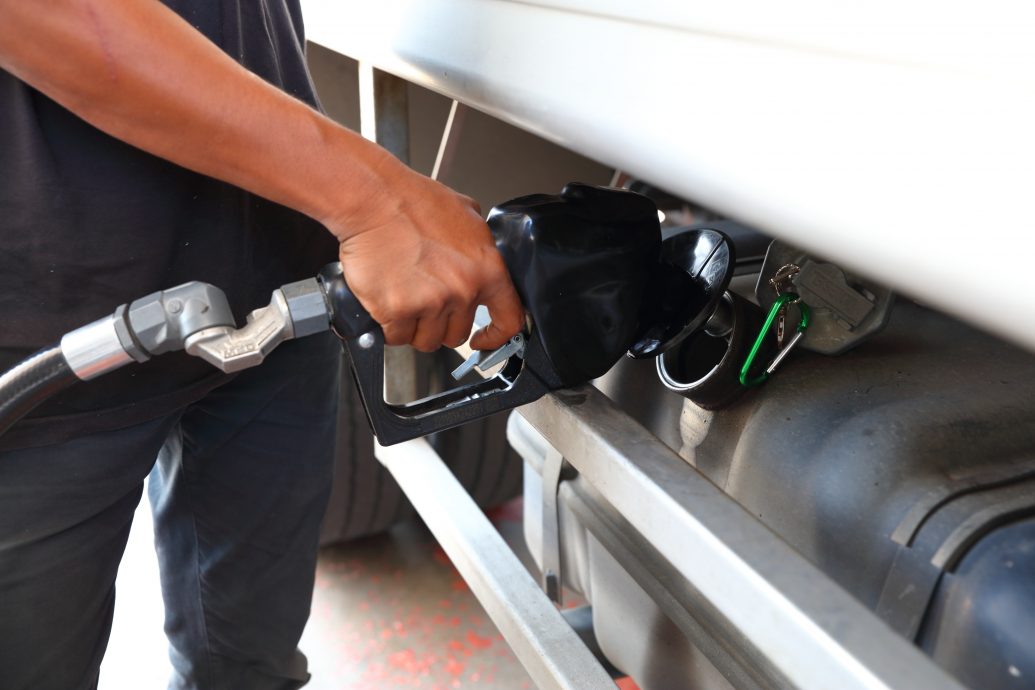 东:柴油价格浮动细节不明朗, 业者无奈之余也催促政府尽快交代。