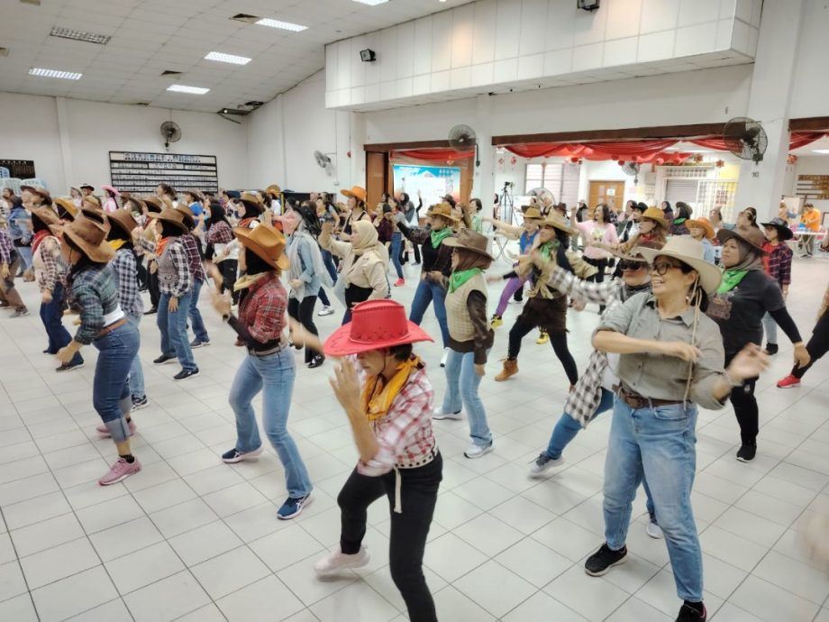 瓜登天后宫Zumba小组首次主办健康舞交流活动,获得150名来自7个健康舞小组的成员参与,反应热烈。