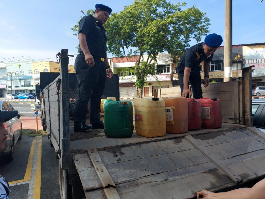 东:登州国内贸易及生活成本局突击检查龙运县北加一家油站,瓦解一宗津贴柴油走私活动。