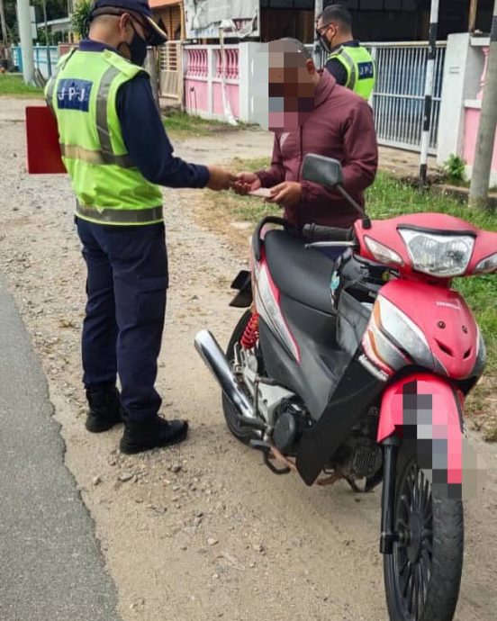 东：登州陆路交通局与登州警方交通执法及调查组联手展开“摩托车特别行动”，75辆违规的摩托车被取缔。