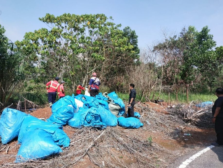 东:直凉玛祖花园挂横幅禁丢垃圾