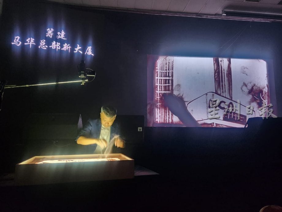 精彩绝伦的音乐剧《传承》把马华创党史及重要事迹,通过歌舞剧形式呈现在大众,充满力量又温暖感人的演出赢得满堂赞赏。