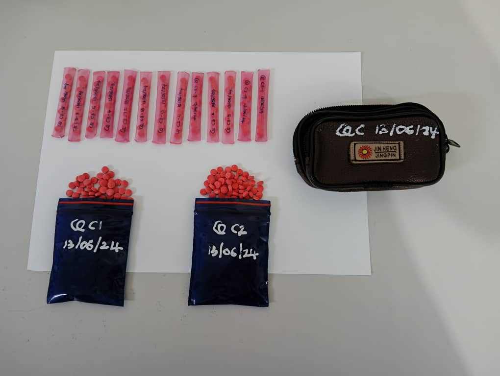 东:警方在丹州巴西富地县督峇里码头的一艘渔船上扣留了一名缅甸籍男子,并从他身上搜出530粒马丸。