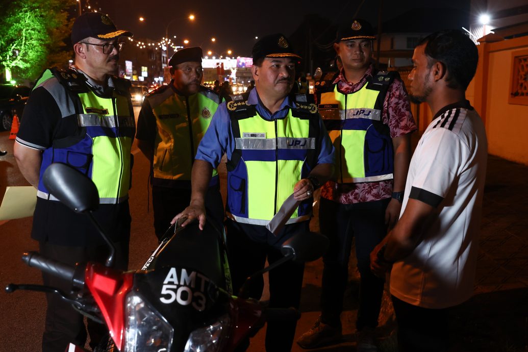 东:陆路交通局在6月10日起展开哈芝节特别取缔行动(HRAA)的4天内,一共发出4万7003张罚单。