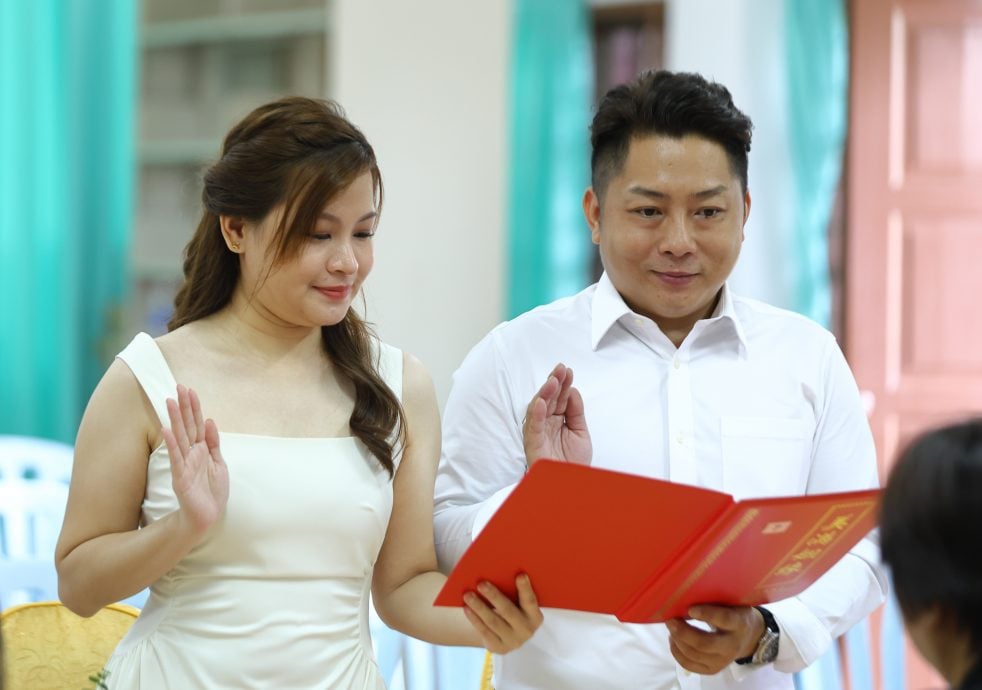 东:首次采线上填表,7对新人于彭佛教会办婚姻注册。