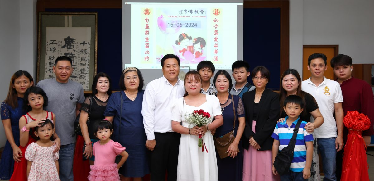  东：首次采线上填表，7对新人于彭佛教会办婚姻注册。