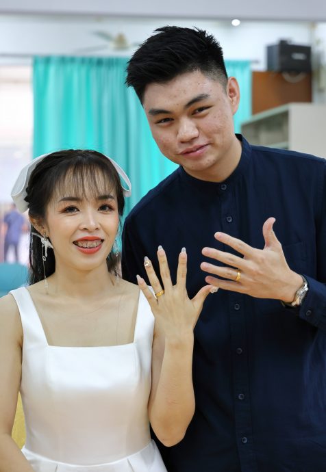  东：首次采线上填表，7对新人于彭佛教会办婚姻注册。
