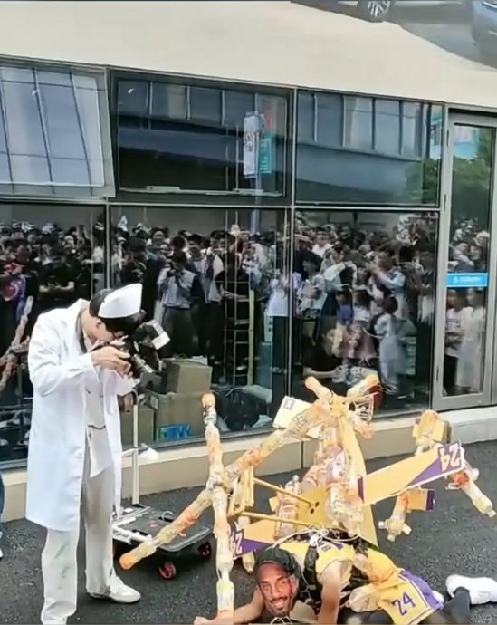 中动漫展现争议一幕 竟Cosplay科比坠机事故