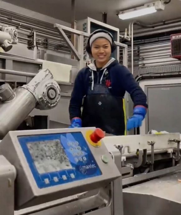 中国女孩北冰洋捕蟹月入13万元 网民热议:真的拿命换钱