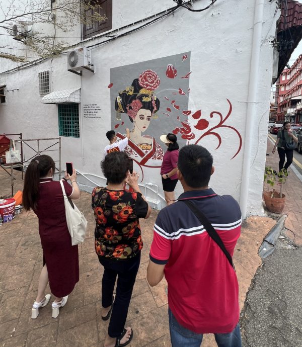 中国画家修饰范冰冰壁画·民众游客赞好