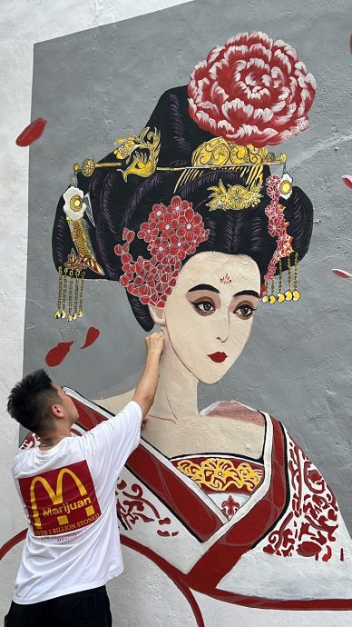 中国画家修饰范冰冰壁画·民众游客赞好