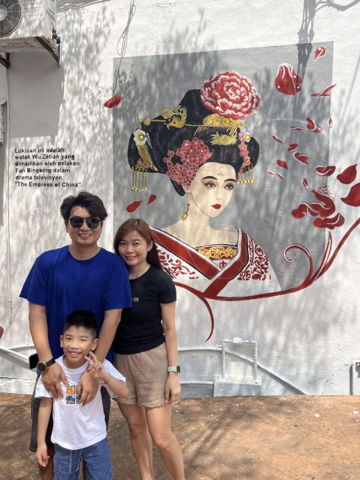 中国画家修饰范冰冰壁画·民众游客赞好