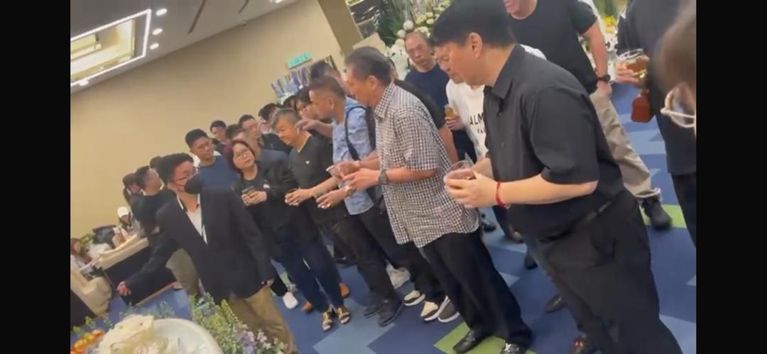 丹斯里郑金炎 好友把酒共欢