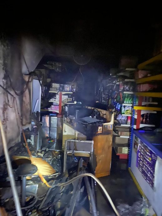 丹绒马林食品批发店失火 2人吸入浓烟窒息  送院治疗