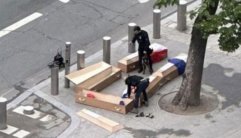 五口棺材惊现埃菲尔铁塔附近,写有“在乌丧生的法国士兵”字样