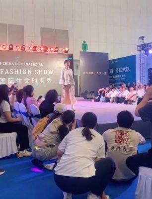 人生最后礼服︱天津寿衣时装骚惹热议 网民:应厚养薄葬