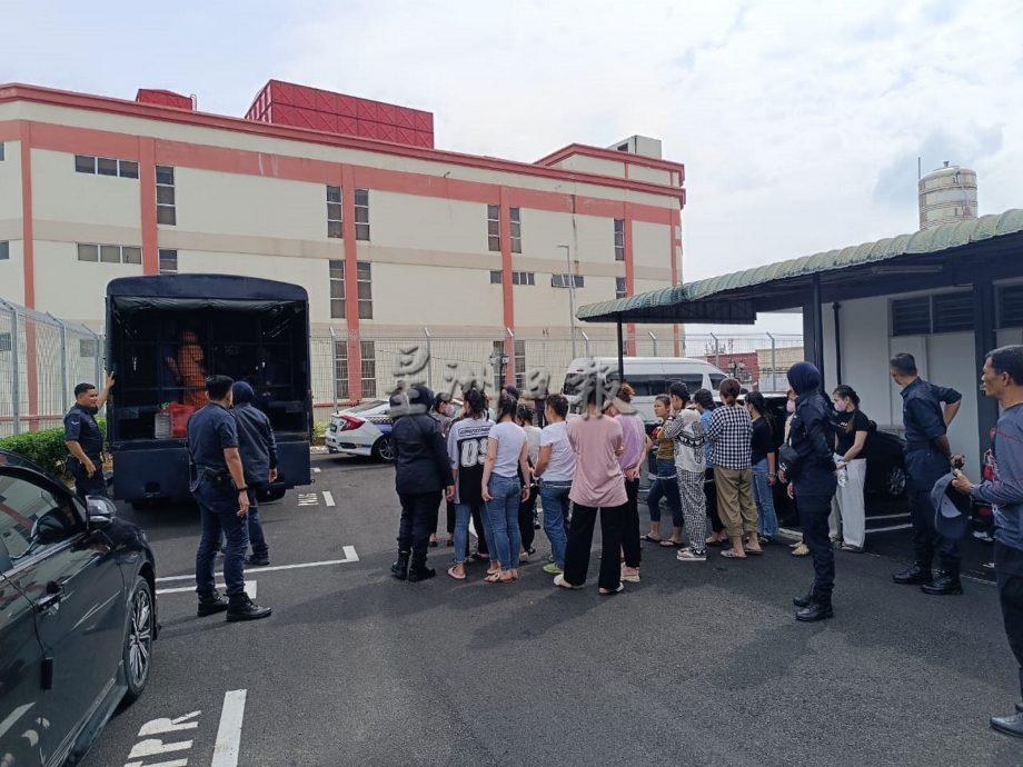 供星洲网:43名越南男女因在我国逾期逗留及非法工作，被控上法庭