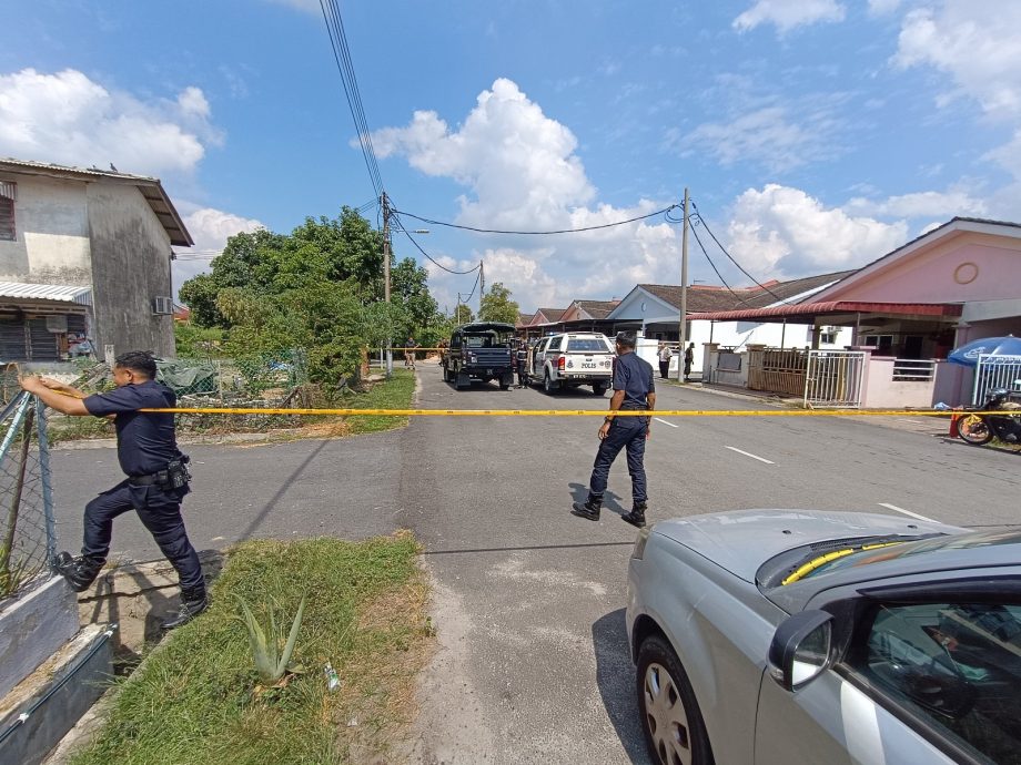 供星洲网:华裔妇女卧尸车房,坐在母尸上的儿子被警逮捕