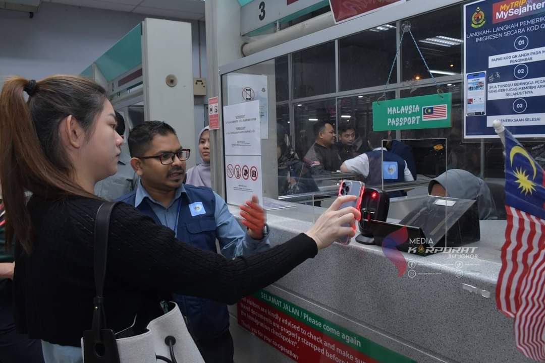 全国: 第二通道首日QR码通关反响不错 部分越堤族仍在观望