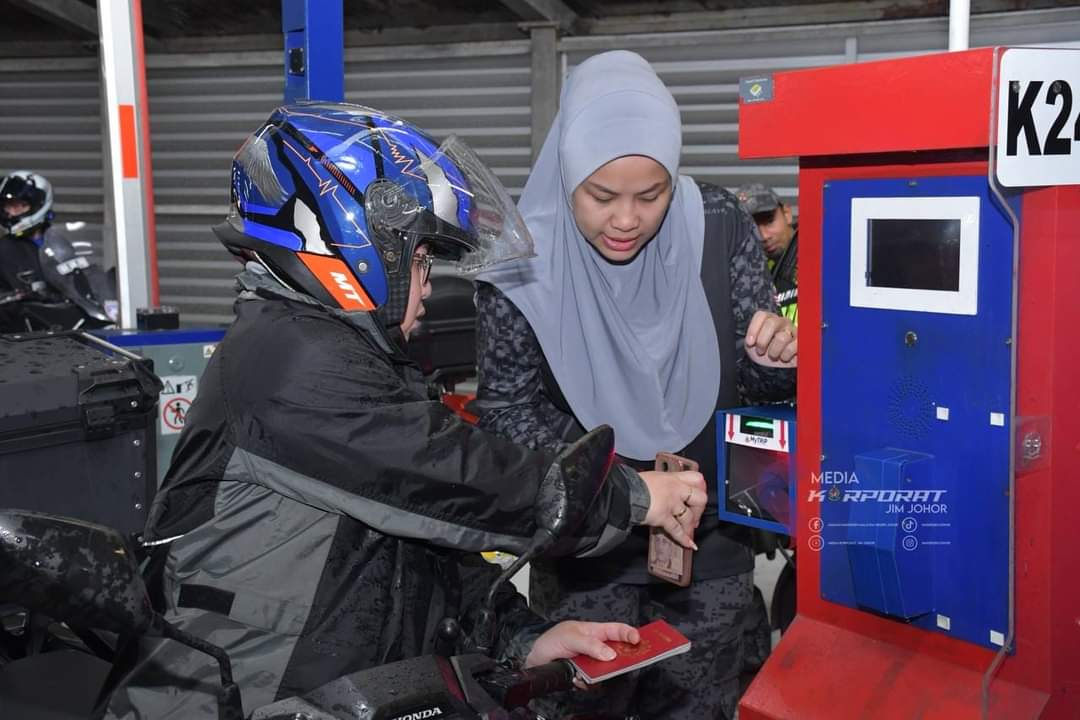 全国: 第二通道首日QR码通关反响不错 部分越堤族仍在观望