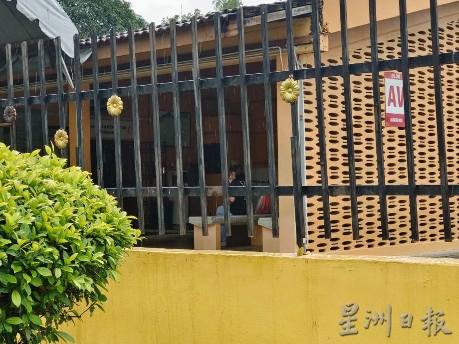 全国：3名越堤族共车，疑路滑失控撞入深沟身亡