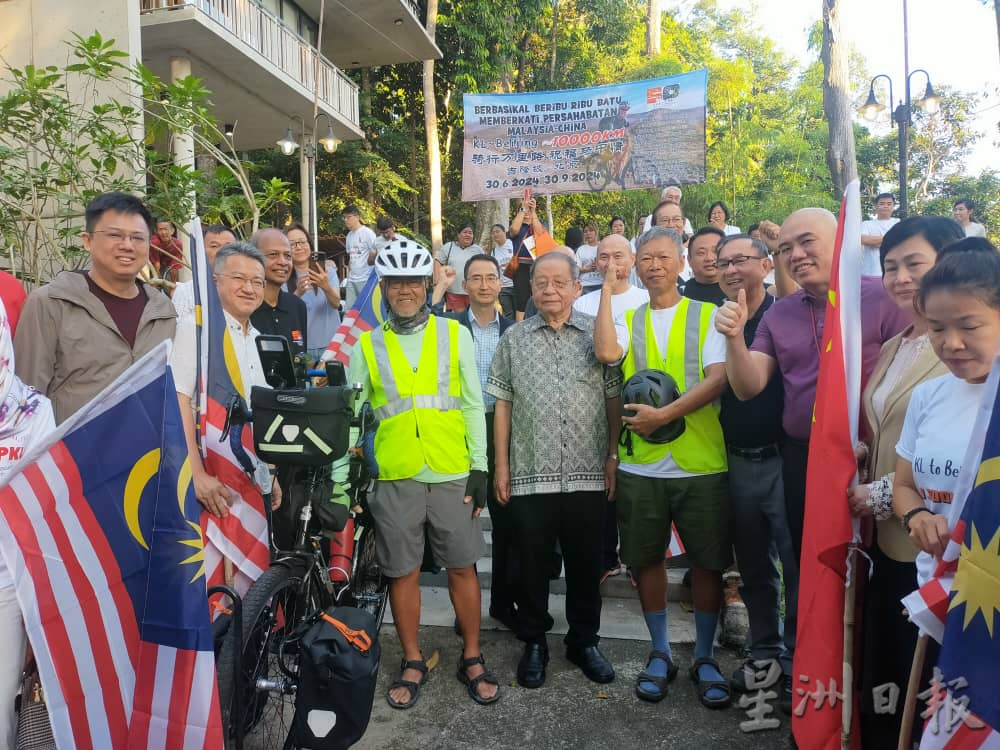 张贞明和丁春光骑行万里展现马中情