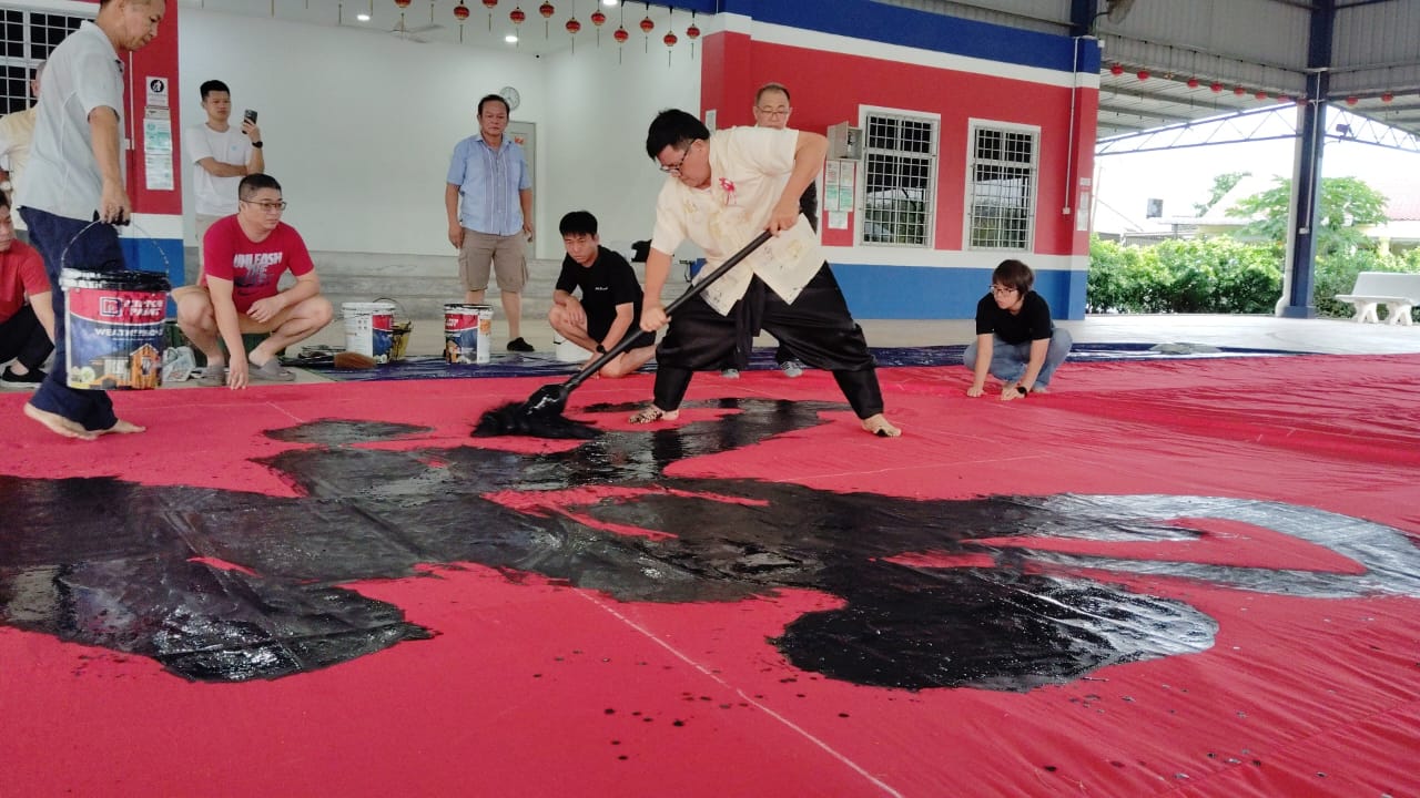 88尺X20尺直幅成全柔之最 名书画家再挥毫“忠义千秋”