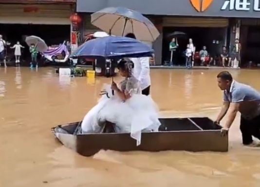 全城泡水 桂林变威尼斯 新娘“坐船出嫁”…消防车当婚车