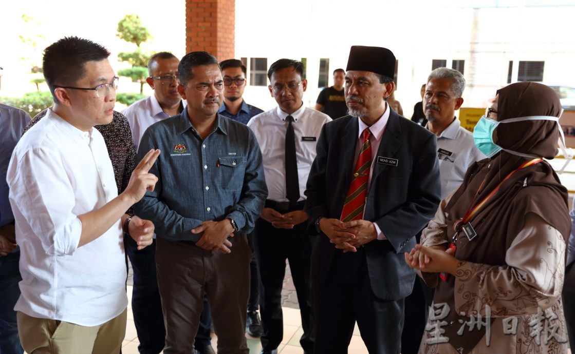 教育部副部长黄家和说，学校明天会继续开课