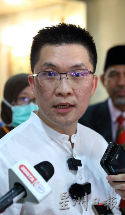 教育部副部长黄家和说，学校明天会继续开课