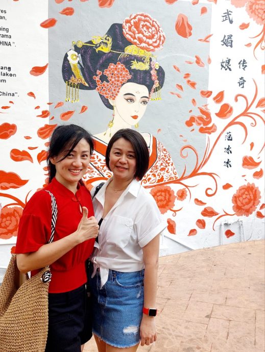 公众在壁画前争睹范冰冰