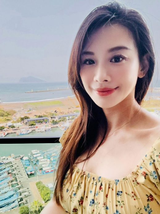 凌晨突遭4警上门盘查 艾莉丝直呼:非常夸张