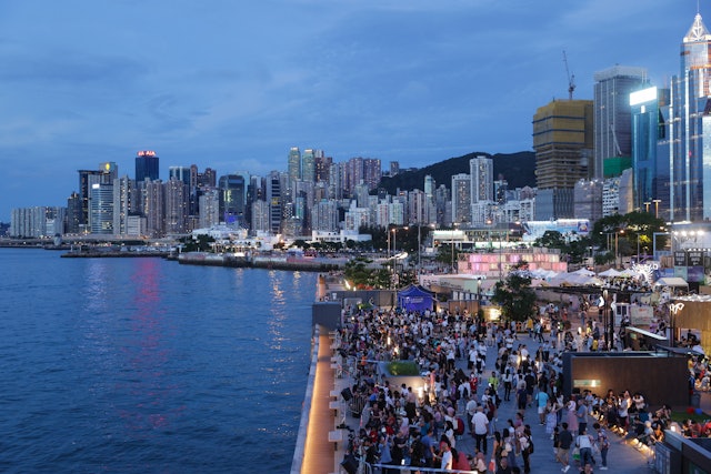 千架无人机维港上空拼出端午卡通主题图案